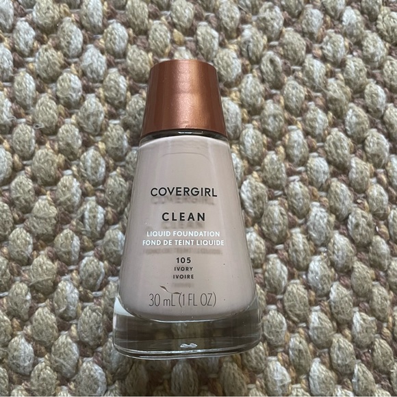 Covergirl Clean Makeup Liquid Foundation ~ #160 Classic Tan~ 1 fl oz. - Picture 1 of 2